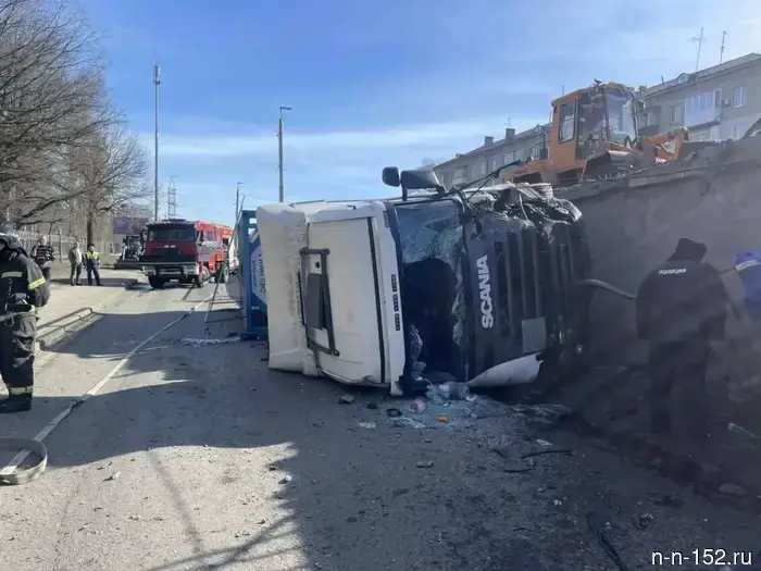 Грузовик с прицепом упал с виадука на проспекте Ленина в Нижнем Новгороде.