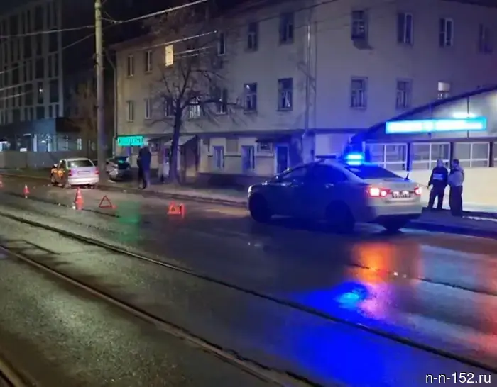 В Нижнем Новгороде на видео запечатлено, как мужчина чудом избежал столкновения с автомобилем после ДТП.