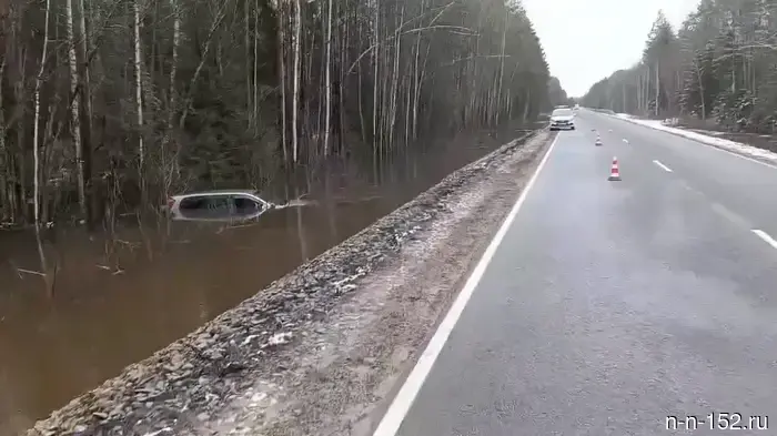 Автомобиль съехал в кювет и оказался под водой в Нижегородской области.