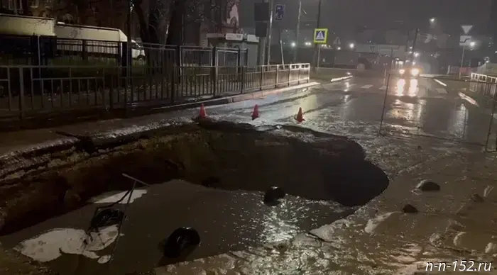 A driver was injured when a car overturned into a pit in Nizhny Novgorod.