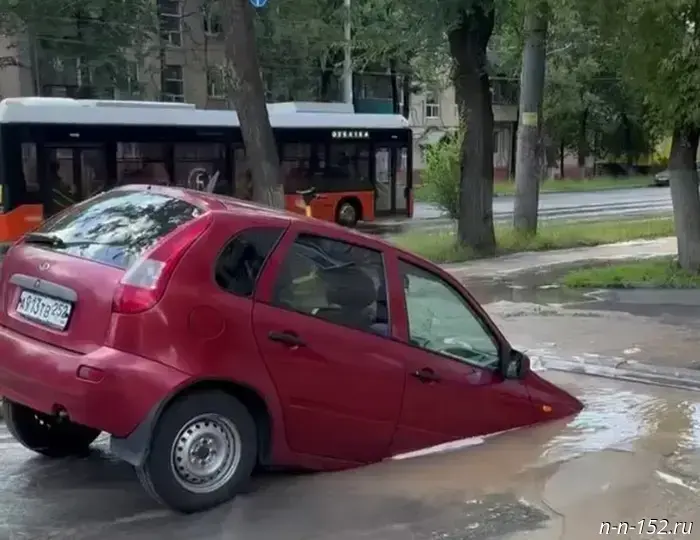 Автомобиль оказался под водой на улице Бекетова в Нижнем Новгороде.