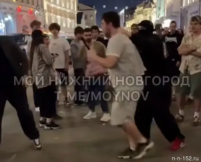 Неизвестный в маске отправил нижегородца в нокаут на улице Рождественской.