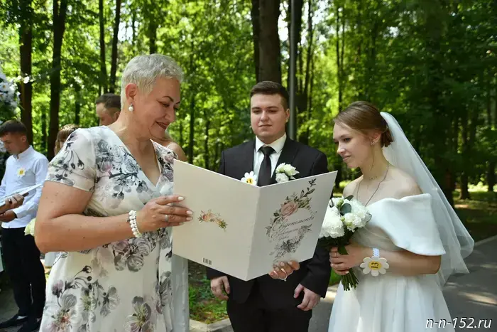 Fourteen pairs of Nizhny Novgorod residents got married at the celebration in Switzerland Park.