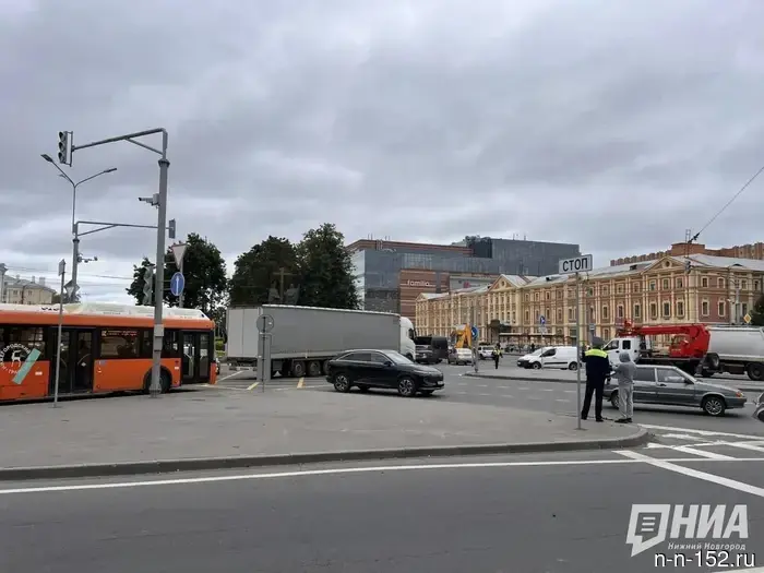 Photos have been published from Lyadov Square, where a truck knocked down a traffic light.