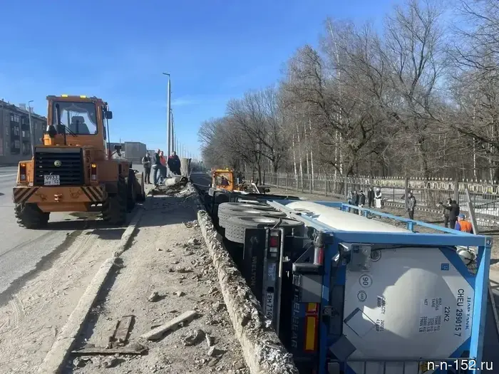 Грузовик с прицепом упал с виадука на проспекте Ленина в Нижнем Новгороде.