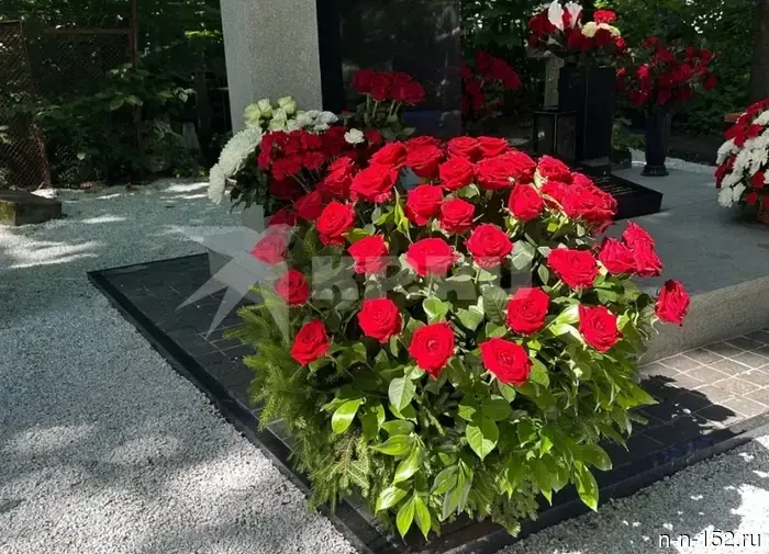 Неизвестные сняли ribbon с букета, который возлюбленный Старовойта оставил на его могиле.