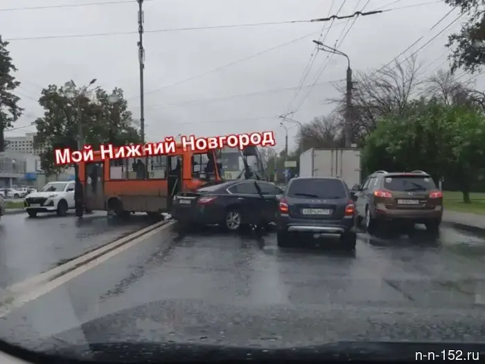 A traffic jam formed after a traffic accident involving a bus and two cars in Nizhny Novgorod.