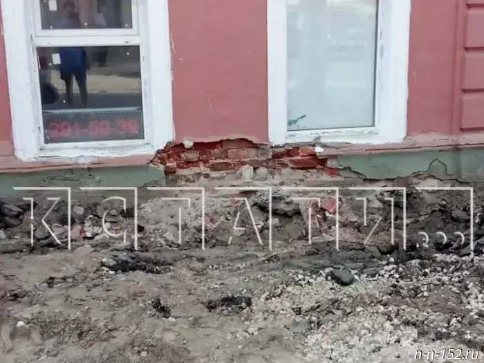 При ремонте тротуара на Малой Ямской улице экскаватор повредил дом.