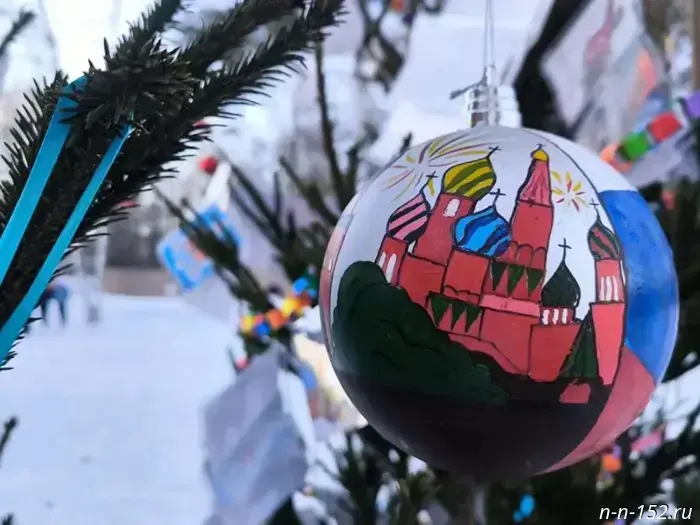 Sixteen small fir trees decorated with New Year's ornaments commemorating the 80th anniversary of the Great Victory adorned Sormovsky Park.