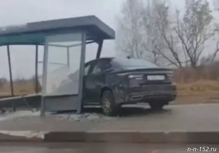 The driver of a foreign-made car died in a crash at a bus stop in the Kstovsky District.