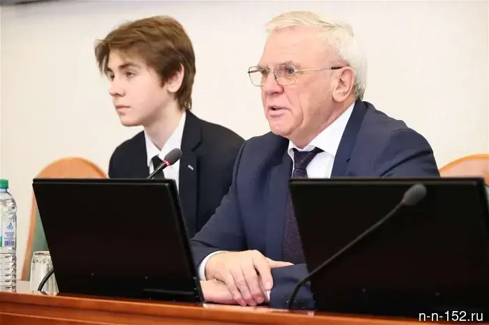 Евгений Люлин передал кресло председателя десятикласснику из Дзержинска.