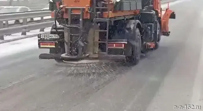В Нижнем Новгороде началась обработка дорог от наледи.