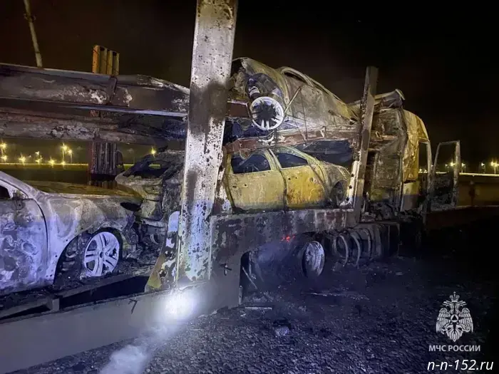 A car carrier loaded with passenger cars caught fire at the intersection of the M-12 and R-158 highways in Arzamas.
