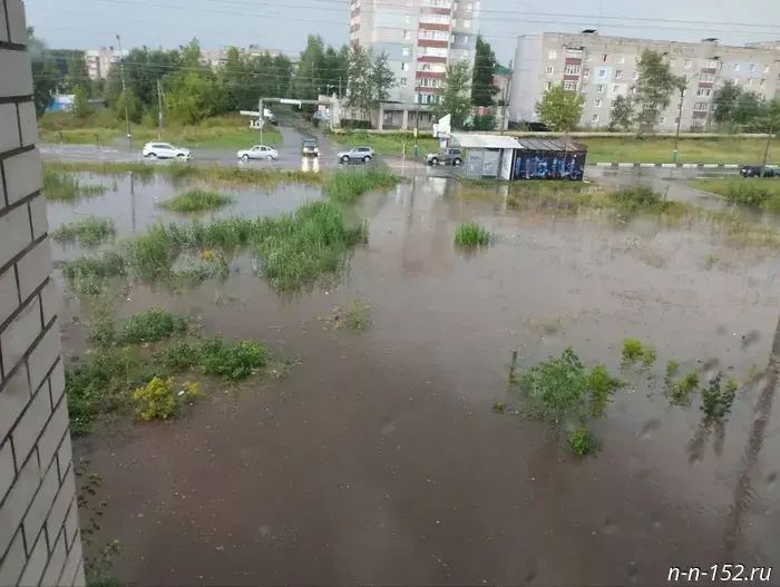 В Арзамасе устраняют последствия мощного урагана.