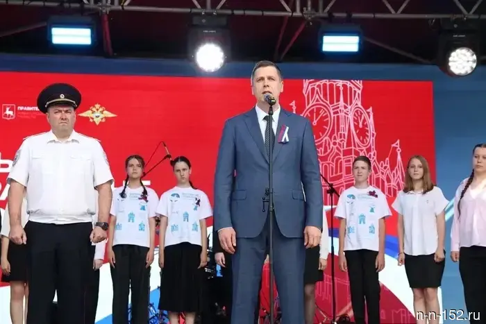 В День России 20 школьникам из Нижнего Новгорода торжественно вручили паспорта.