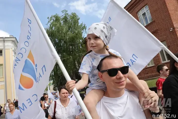 Во имя любви и преданности: семейный парад состоялся в Нижнем Новгороде.