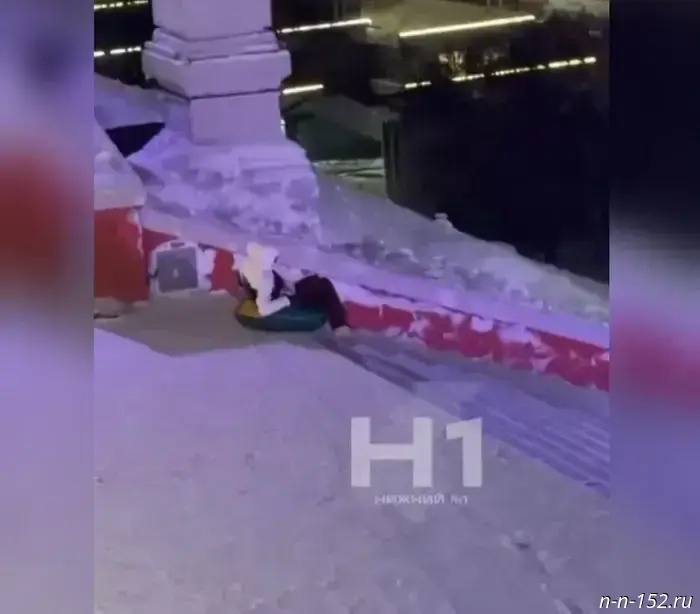A Nizhny Novgorod resident went tubing down the Chkalov Stairs.