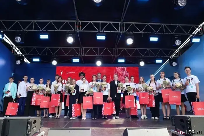 В День России 20 школьникам из Нижнего Новгорода торжественно вручили паспорта.