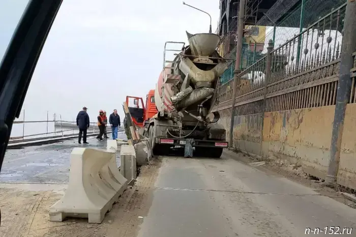 A concrete mixer blocked traffic on the dam of the Nizhny Novgorod hydroelectric power station.