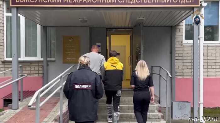 In the town of Vyksa in Nizhny Novgorod Oblast, a young man accused of murdering his mother has been taken into custody (operational footage, video commentary).