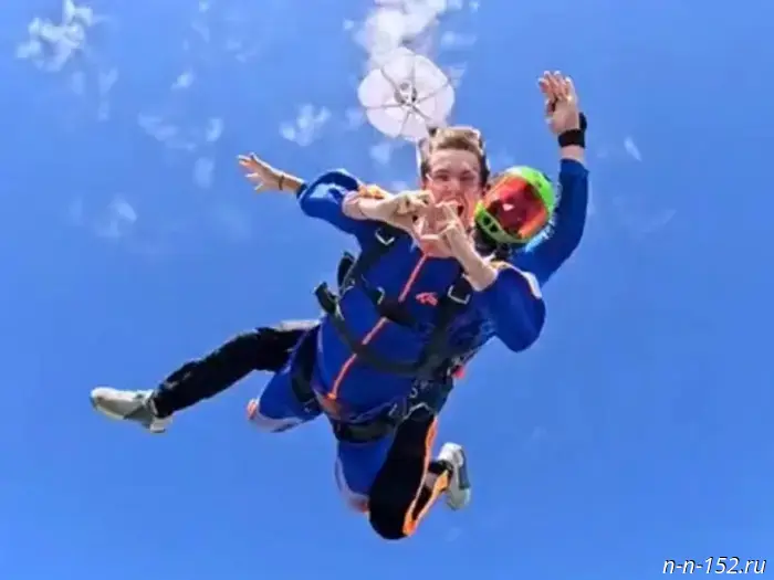 Mark Eidelstein skydived from 4,000 meters.