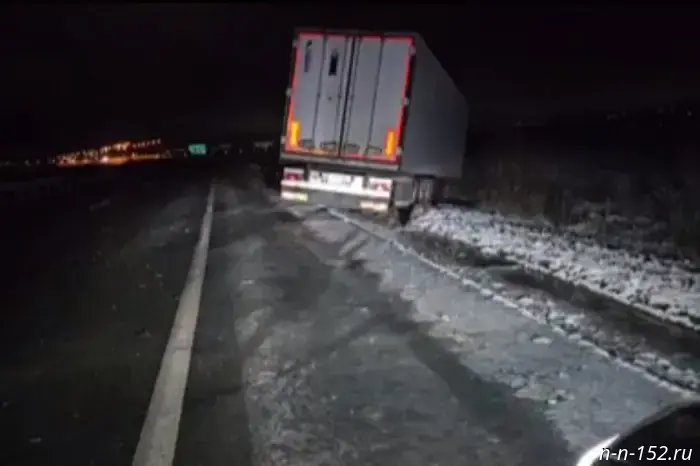 Фура съехала в кювет под Нижним Новгородом из-за погодных условий.