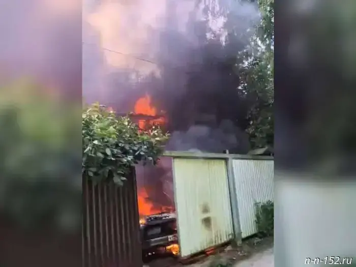 A private house burst into flames in the Soviet district of Nizhny Novgorod.