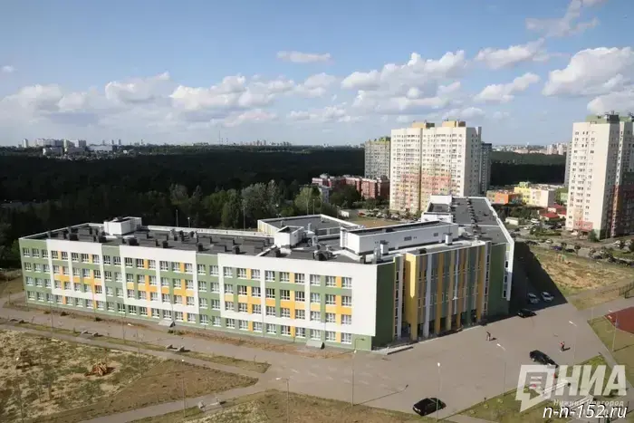 17 октября 2025 года в 12:44 Общество. Студент НГТУ им. Р.Е. Алексеева Андрей Кралин в третий раз стал обладателем стипендии ЭН+ и РУСАЛ. На днях диплом победителя ему вручил генеральный директор компании «Эн+ Тепло Волга».
«Сотрудничество с ведущим техническим вузом региона, который выпускает квалифицированные кадры в области энергетики, играет важную роль в формировании кадрового потенциала. Поддержка ЭН+ и РУСАЛ позволяет студентам уделять больше времени учебе и является значительным плюсом при выборе будущего работодателя. Поэтому мы будем рады видеть Андрея в рядах сотрудников компании «Эн+ Тепло Волга» после его окончания магистратуры», - отметил генеральный директор Михаил Ефимов.
Андрей Кралин сейчас учится на первом курсе магистратуры по специальности «Электроэнергетика и электротехника». Под влиянием своего отца, который является научным сотрудником НГУ им. Н.Э. Баумана, он также стремится связать свою жизнь с электроэнергетикой. В реализации своих идей в области энергетики ему помогает стипендиальная программа ЭН+ и РУСАЛ.
«Стипендия значительно поддерживает мою научную деятельность. Дополнительные средства я направляю на свое образование. Энергетическая отрасль активно развивается и открывает отличные возможности для карьерного роста», - отметил студент.
Андрей вместе с командой студентов разработал научно-техническое решение для грантового конкурса молодежной акселерационной программы «Лаборатория энергетики 2024» от ЭН+, а также имеет патент на изобретение и зарегистрировал свидетельство на программное обеспечение. С 2019 года успешно функционирует стипендиальная программа ЭН+ и РУСАЛ, в этом году в ней участвовали почти 900 студентов со всей страны, причем конкуренция составила 7 человек на место.
«Четырехлетнее партнерство с компанией Эн+ значительно обогащает образовательный процесс в НГУ им. Н.Э. Баумана, позволяя нашим студентам взаимодействовать с профилированными компаниями и участвовать в престижной стипендиальной программе. Это сотрудничество дает будущим энергетикам уверенность в востребованности их профессии и стимулирует глубокое изучение специализированных предметов. Особо выделю магистранта первого курса Андрея Кралина, который стал лауреатом стипендиальной программы ЭН+ и РУСАЛ и продолжил прекрасную традицию наших студентов», - подчеркнул ректор Сергей Дмитриев.
Стипендиальная программа включает не только ежемесячную стипендию, но и возможности для углубленного знакомства с производственными процессами на предприятиях энергетической отрасли, знакомит будущих специалистов с передовыми технологиями и методами управления. Например, на Автозаводской ТЭЦ Андрей Кралин тестировал программу виртуальной реальности для обучения сотрудников, реагирующих на различные производственные ситуации.
«Реальное производство очень похоже на наши дипломные проекты. Я увидел, как "оживает" энергия. Но дело не только в энергоэффективных котлах и насосах. Мне особенно понравились специалисты, работающие в области энергетики — это увлеченные своей работой люди», - добавил Андрей.
Справка: Стипендиальная программа ЭН+ и РУСАЛ функционирует с 2021 года и направлена на поддержку талантливой молодежи по специальностям, связанным с энергетикой, металлургией, горным делом, а также социально значимым направлениям, таким как медицина и педагогика. Для победителей стипендия составляет до 15 000 рублей в месяц для студентов техникумов и колледжей и до 25 000 для студентов вузов. Стипендиаты также получают возможность участвовать в профессиональных конференциях и мероприятиях, проходить стажировки на предприятиях ЭН+ и РУСАЛ, а также пользоваться подпиской на профильную электронную библиотеку.