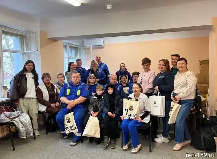 Социальные работники Нижнего Новгорода поздравили работников скорой помощи с праздником.