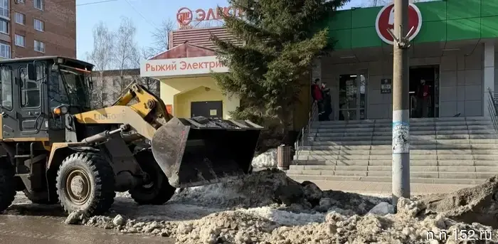 В Кстовском районе команды убирают прибордюрные полосы, собирают мусор и наводят порядок на остановках.