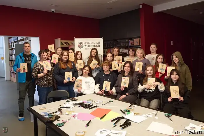Nizhny Novgorod residents, together with social workers, made cards for medical professionals.