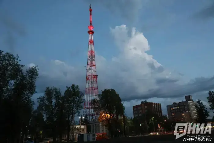 Нижегородская телебашня встречает гостей города на различных языках.