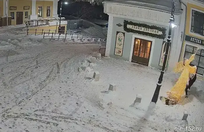 A vandal damaged the New Year's angel in the center of Arzamas.