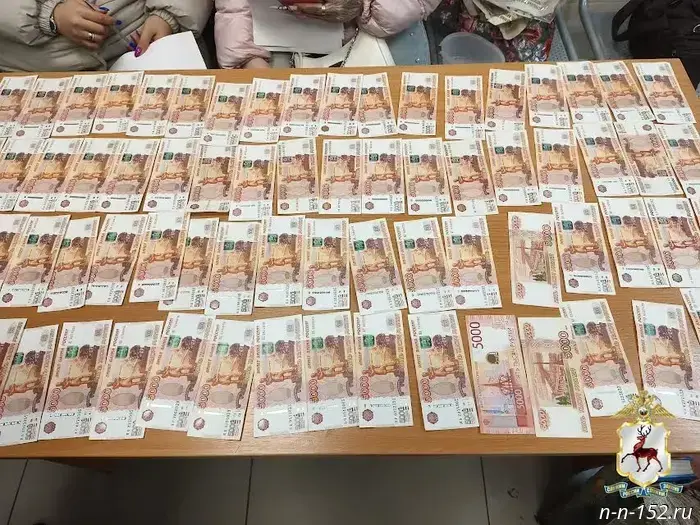 A courier in Nizhny Novgorod saved a pensioner's money from scammers — video