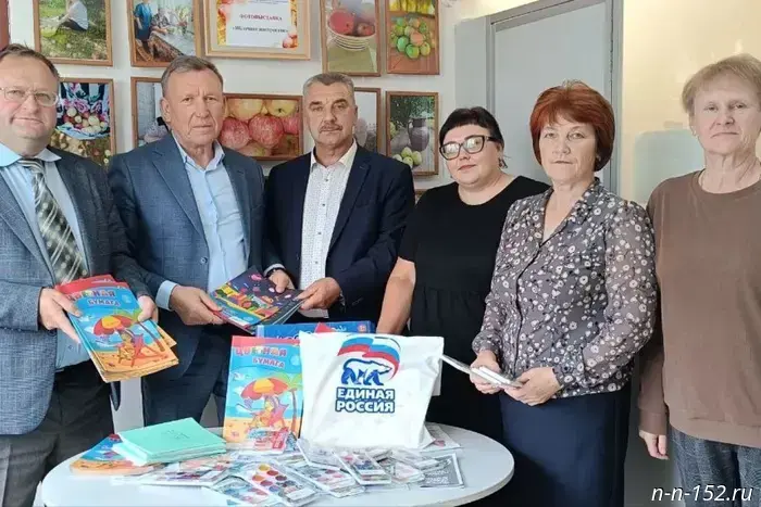 "Get a Child Ready for School": United Russia activists continue to hand out backpacks and school supplies to schoolchildren in Nizhny Novgorod for the new academic year.
