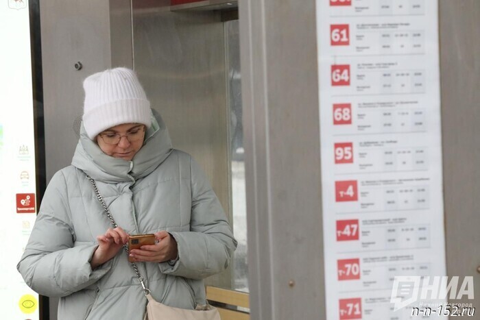 Возле универмага на Автозаводе установили пять "умных" остановок.