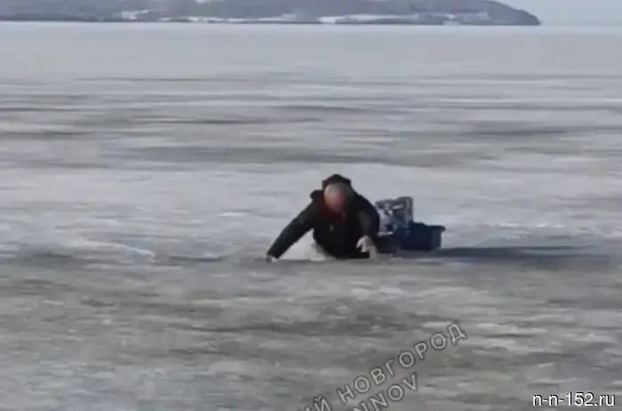 Рыбак оказался подо льдом на Горьковском водохранилище в Нижегородской области.