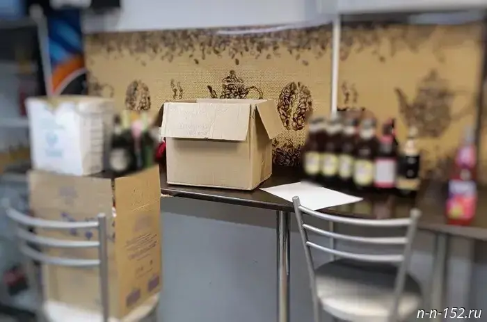 В сормовском кафе было обнаружено свыше 130 бутылок нелегального алкоголя.
