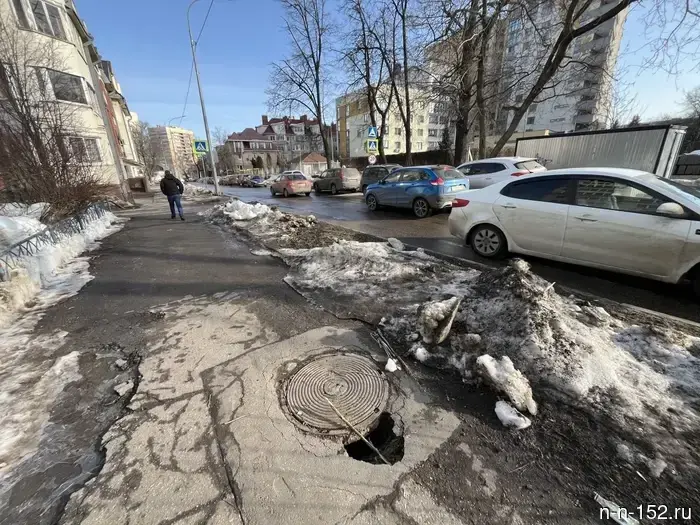 Nizhny Novgorod residents complained about a sinkhole on Gogol Street.