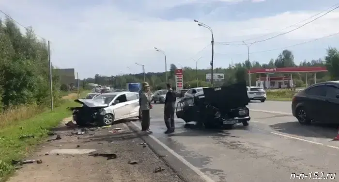 В Кстовском районе произошло лобовое столкновение легковых автомобилей, в результате которого пострадали два человека.