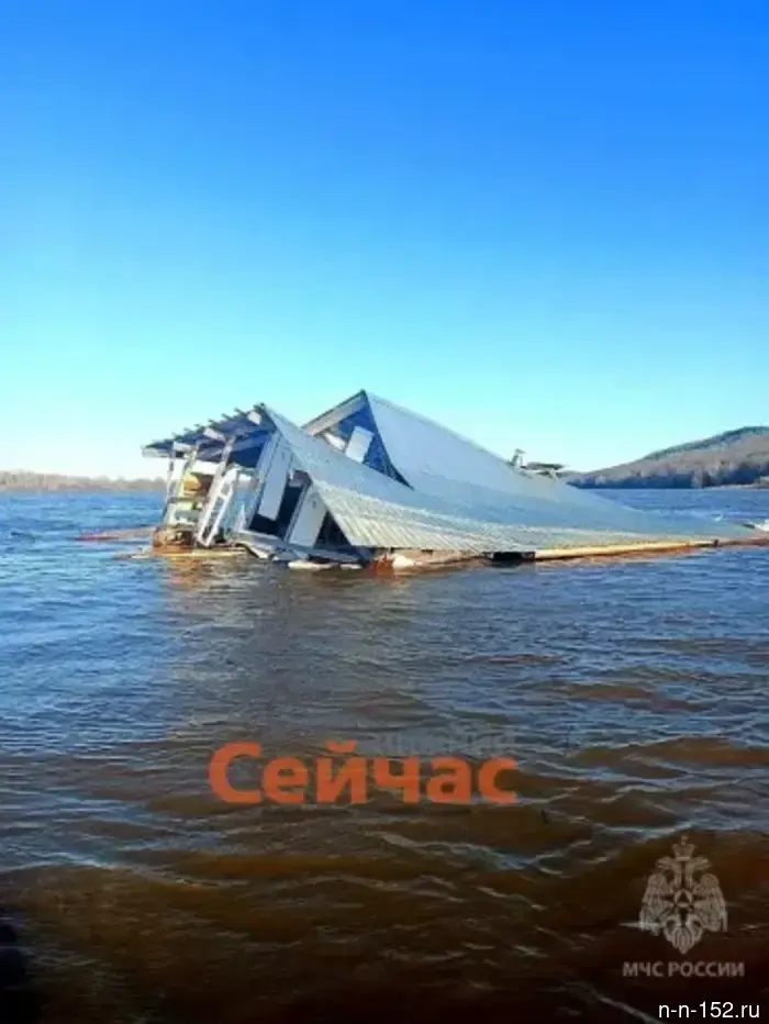 Спасатели Нижнего Новгорода обнаружили уплывший дом.