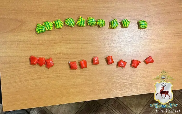Полицейские в Нижнем Новгороде задержали наркокурьера с 20 пакетами наркотиков.