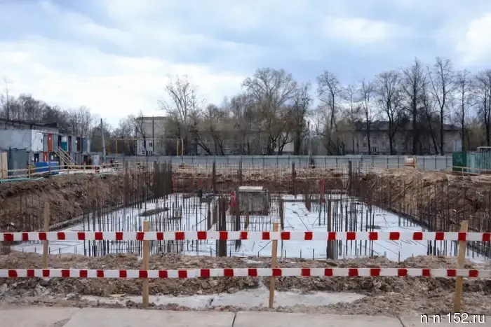 Первую порцию бетона залили в фундамент дома КРТ на улице Самочкина.