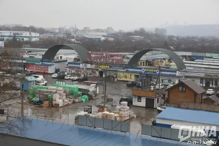 12 ноября 2025 года в 09:42 Общество

Утро 12 ноября для жителей Нижнего Новгорода началось с плотного тумана, сопровождаемого резким и неприятным запахом. По сообщениям очевидцев в социальных сетях, в воздухе ощущается гарь и химические примеси. 

Нижегородцы отмечают, что зловоние охватило практически весь город, особенно сильно оно ощущается в Советском и Нижегородском районах, а также в Дзержинске. 

Жители заречной части также сообщают о стойком запахе гари. В районе улицы Кузбасской и на Автозаводе присутствует выраженный химический привкус в воздухе. 

В Дзержинске местные жители описывают атмосферу как "гарь и химия" и выражают свою обеспокоенность по поводу происходящего. 

Ранее сообщалось, что из-за неприятного запаха вновь проводятся проверки на Нижегородской станции аэрации. Также напоминаем, что усиливается контроль за деятельностью нижегородских предприятий относительно выбросов стоков, создающих нагрузку на систему водоотведения. 

Кроме того, власти Нижнего Новгорода разработали комплекс мер для снижения и предотвращения появления неприятных запахов и усилили контроль за работой "черных" ассенизаторов. 

У НИА "Нижний Новгород" есть Telegram-канал. Подписывайтесь, чтобы быть в курсе главных событий, эксклюзивных материалов и оперативной информации. Copyright © 1999—2025 НИА "Нижний Новгород". При перепечатке гиперссылка на НИА "Нижний Новгород" обязательна. Настоящий ресурс может содержать материалы 18+.