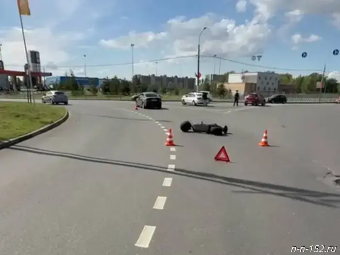 В Нижнем Новгороде водитель Volkswagen наехал на самокатчика.