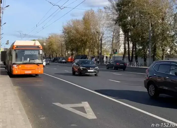 Автобусы на Московском шоссе стали быстрее двигаться благодаря новой выделенной полосе.