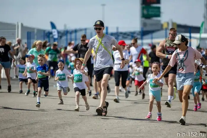 About 20,000 people participated in the half marathon "Run, Hero!"