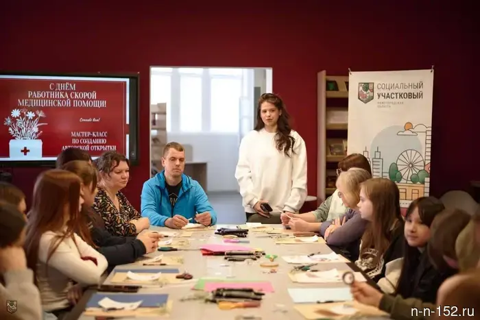 Nizhny Novgorod residents, together with social workers, made cards for medical workers.