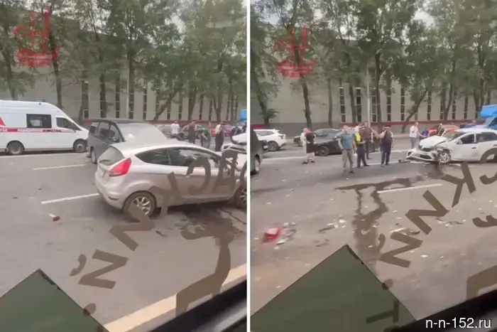 Huge traffic jams formed due to an accident near the train station in Nizhny Novgorod.