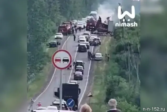 Фура вспыхнула, что привело к блокировке движения на трассе под Городцом.